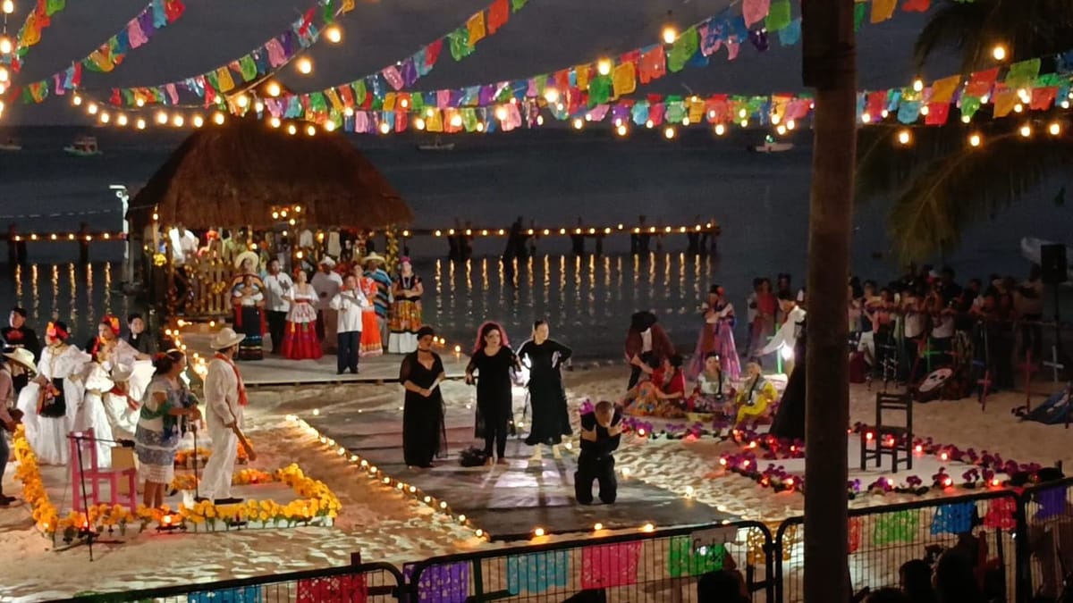 Consolida Cancún festividad de Día de Muertos con altares y catrinas
