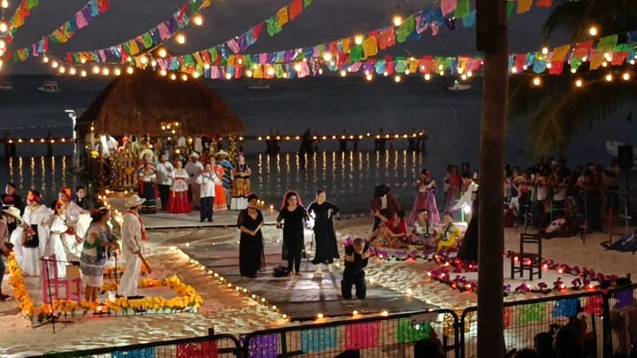 Consolida Cancún festividad de Día de Muertos con altares y catrinas